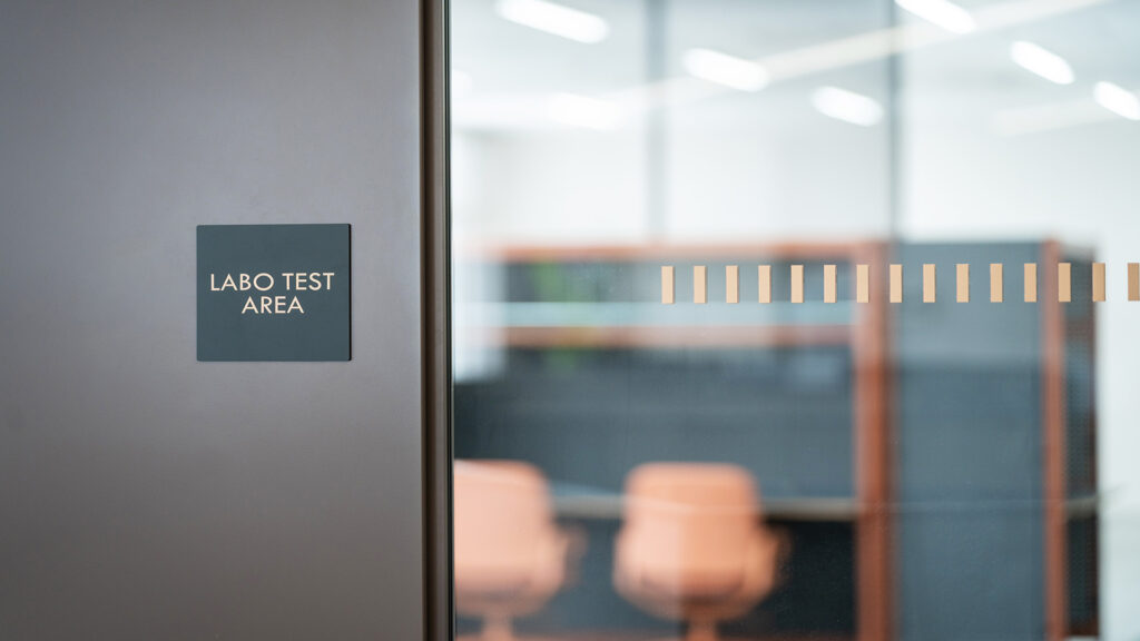 執務エリア名のサイン
LABO TEST AREA